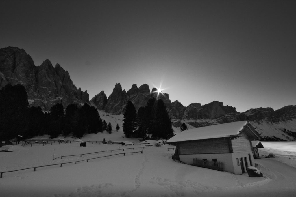 Il sole si affaccia dalle cime della Fermeda sui prati di Casnago.