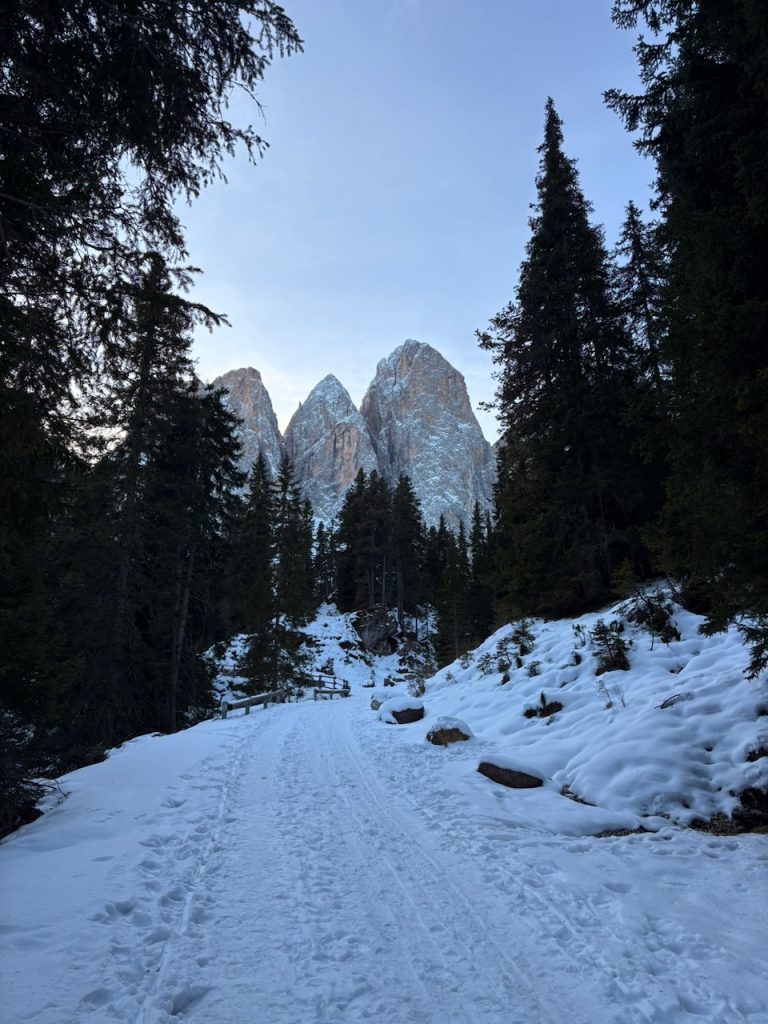 I profili delle Odle sullo sfondo della strada. 